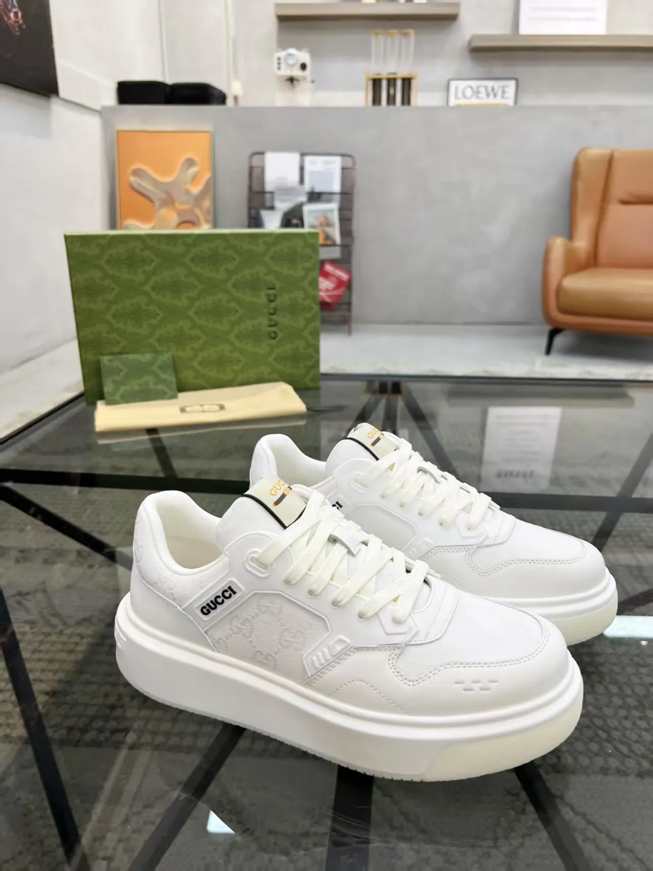 P440 new men's shoes GUCCI [Lightning] latest shoes are shipped. Original quality, fashionable, made of special materials, sheepskin lining, brand new packaging. The foot feels super comfortable and the workmanship is impeccable. Size: 38-45